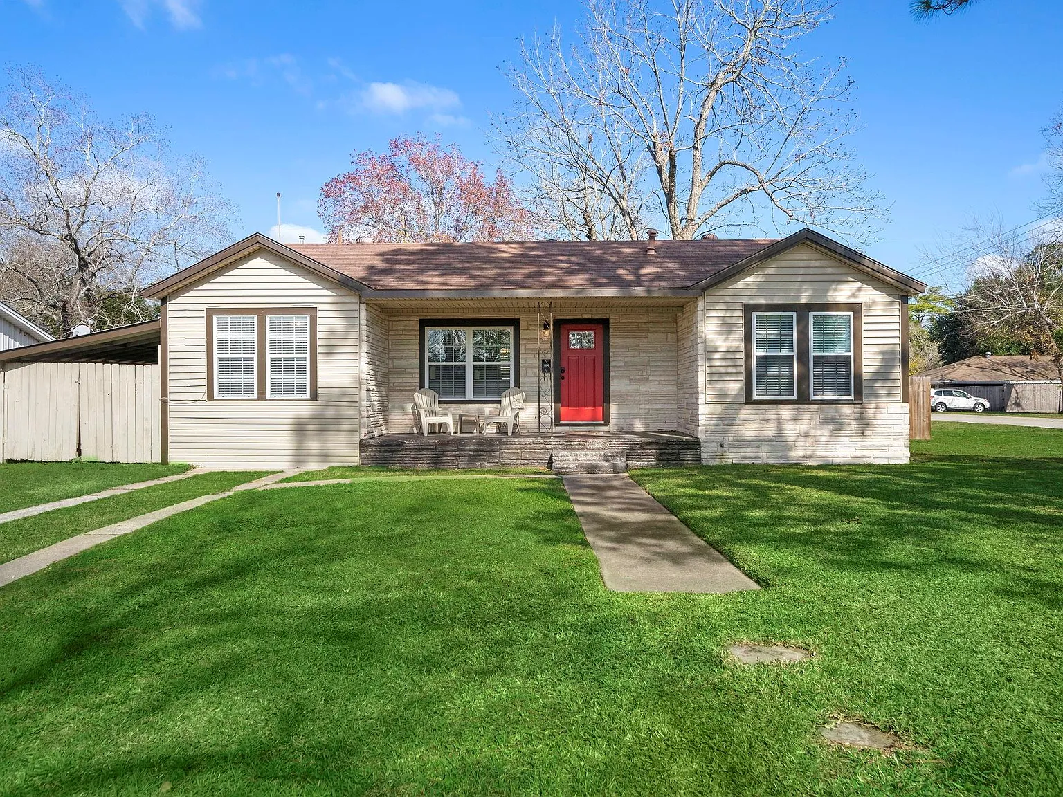 3 bed, 1.0 bath, 1112 sqft, $2,600 — Photo 2