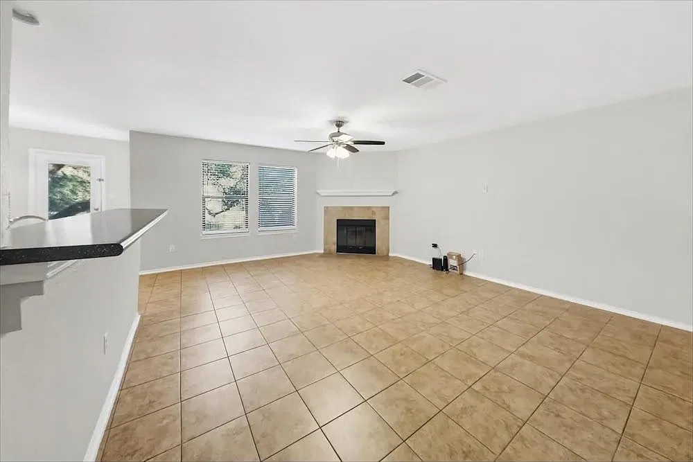 4 bed, 2.0 bath, 2563 sqft, $1,550 — Photo 4