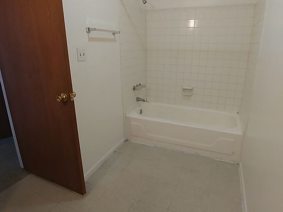 4th image of 2820 Oxford Ln