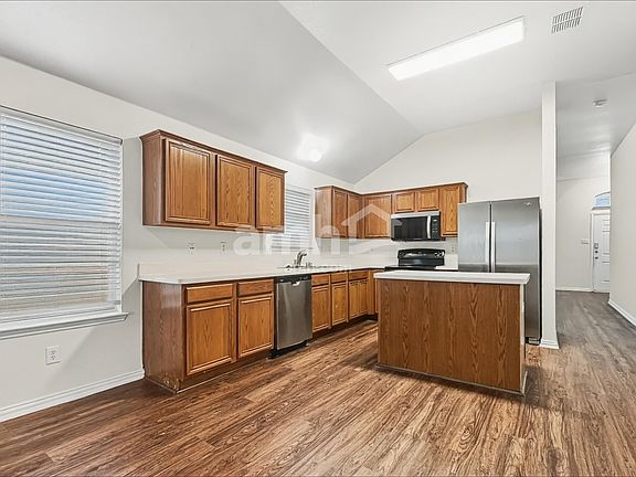 3rd image of 923 Plumeria Dr