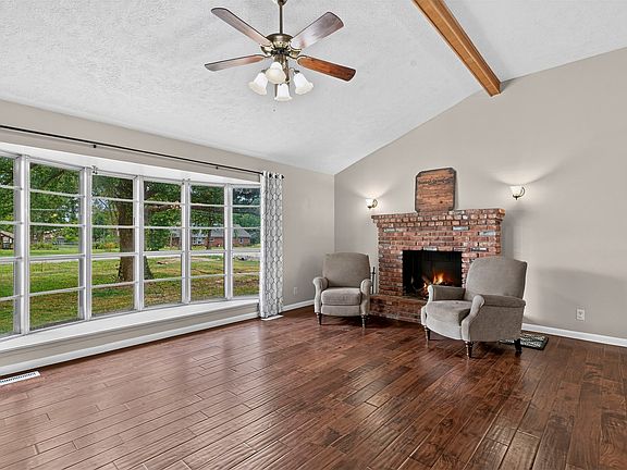 2nd image of 723 Valentine Ln