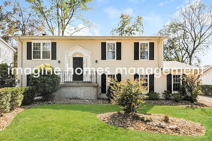 908 Broadhurst Dr — Photo 1