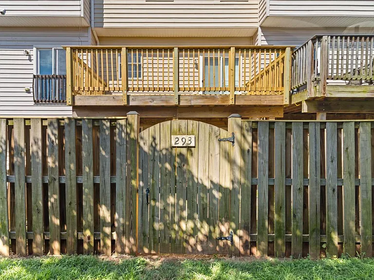 293 Kirby St — Photo 35