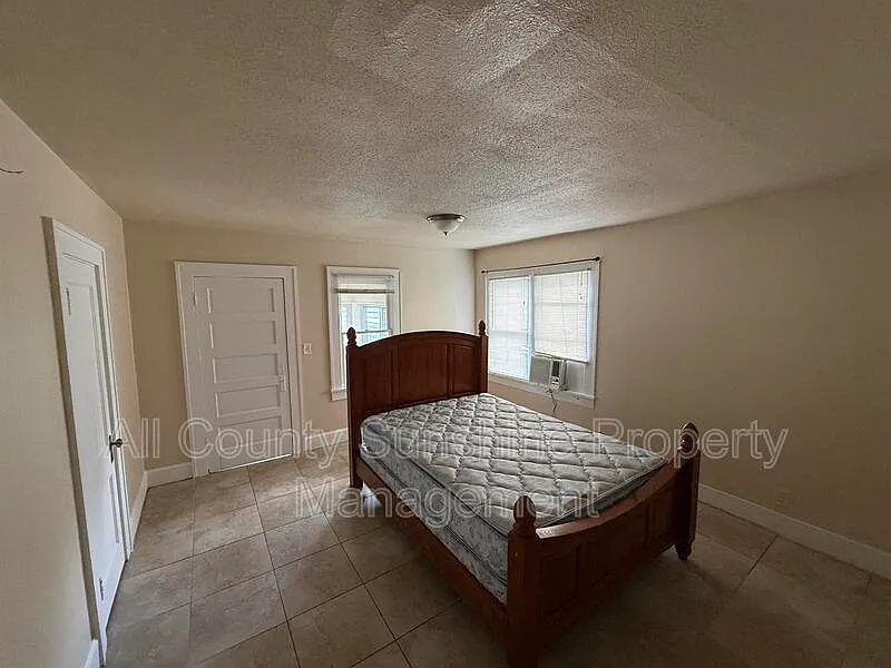 1 bed, 1.0 bath, $1,350 — Photo 2