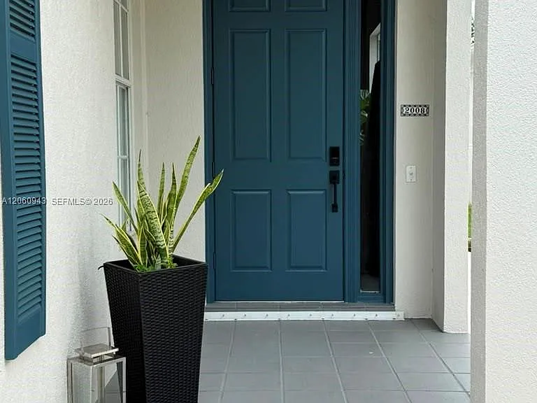 2008 Valencia Dr — Photo 2