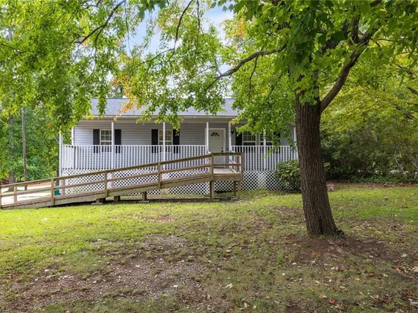 127 Meadow Wood Dr, Thomasville, NC 27360