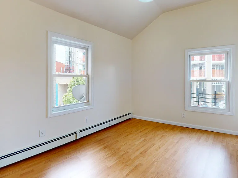 687 Montgomery St #2 — Photo 3