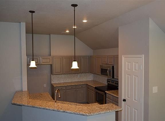 3rd image of 543 Oakbrook Dr