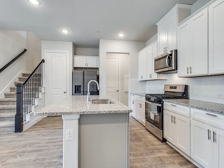 528 Hutchinson Ln — Photo 3