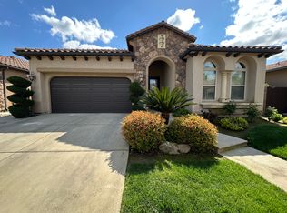 1553 E Via Estrella Dr, Fresno, CA 93730