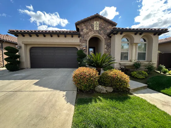 1553 E Via Estrella Dr, Fresno, CA 93730