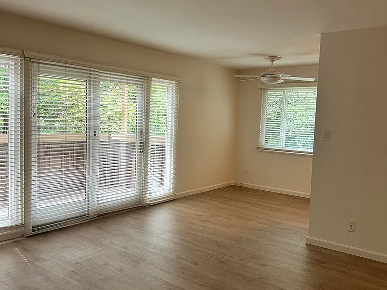 16 Thomas Ct #16 — Photo 3