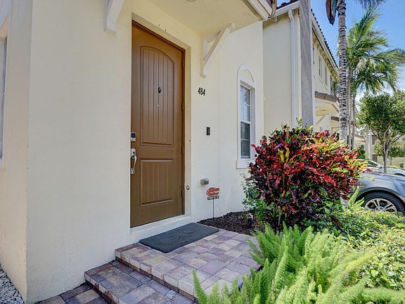 5th image of 484 Lauren Pine Pl