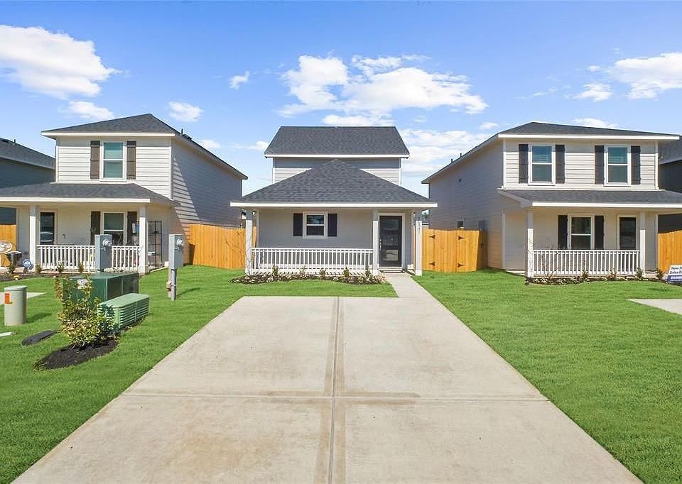 Front Elevation of Property. Nice wide driveway.