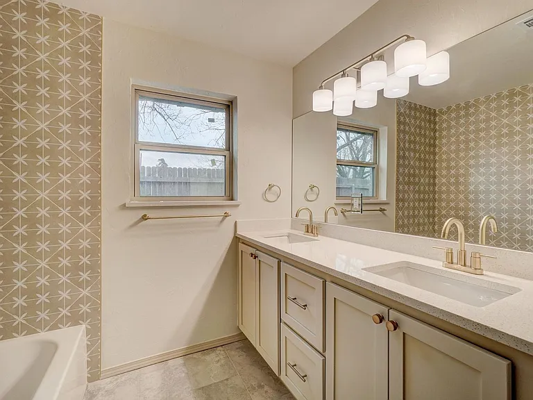 2716 Carlton Way — Photo 5