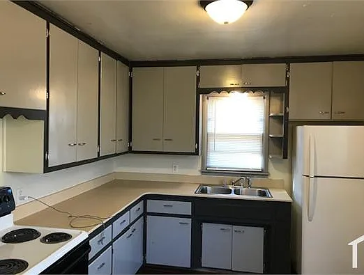 9321 NE 11th St — Photo 3