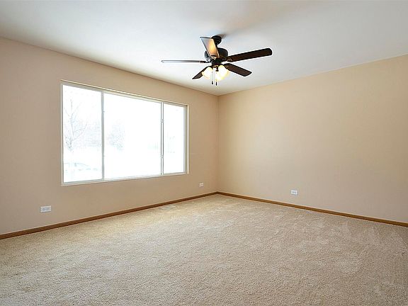 5th image of 908 S Oak Creek Dr