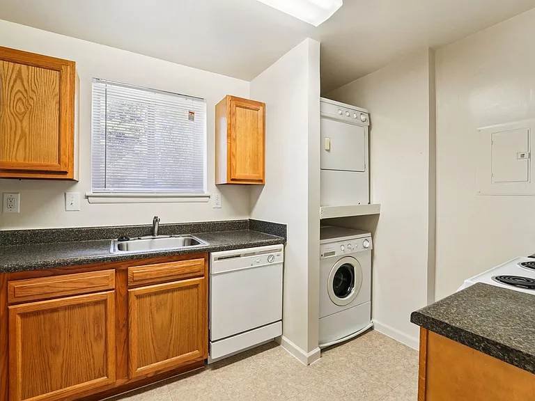 1BR, 1BA - 692SF - Kitchen