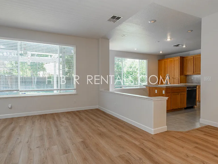 483 Summer Ln — Photo 6