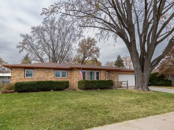 32 S Pontiac Dr, Janesville, WI 53545