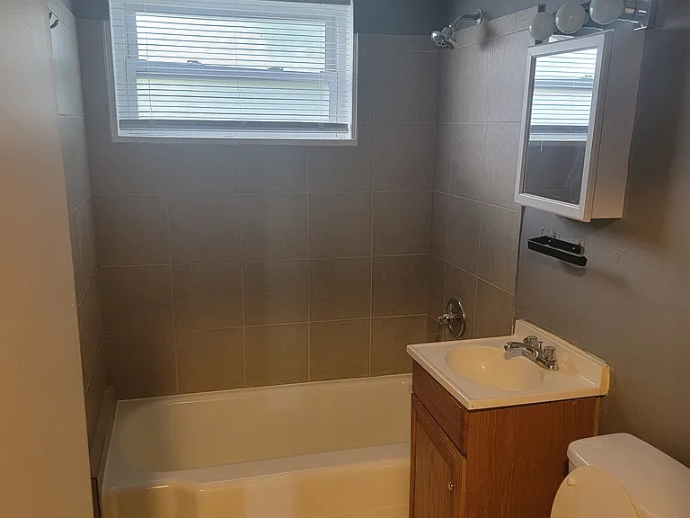 9915 S Wood St #7 — Photo 3