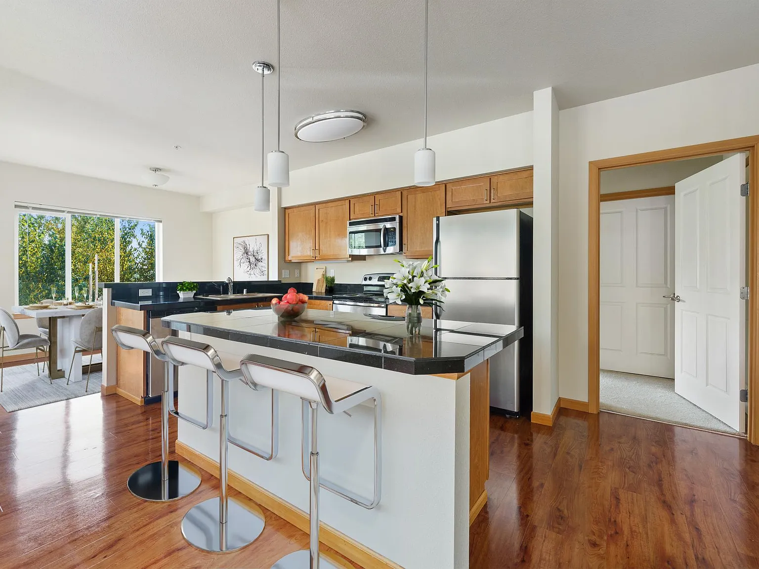 Shangri La Apartments — Photo 4