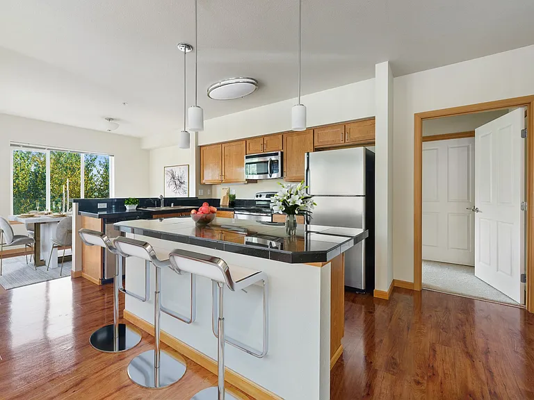 Shangri La Apartments — Photo 4