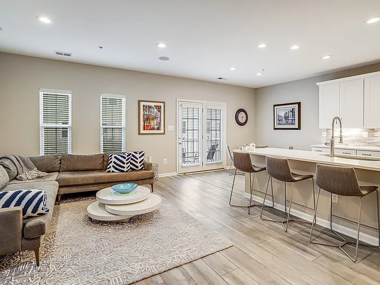358 Urban Ave #358 — Photo 8