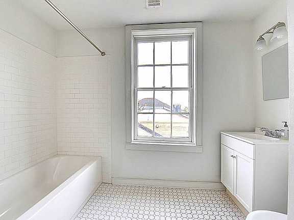 4th image of 425 Burgundy St