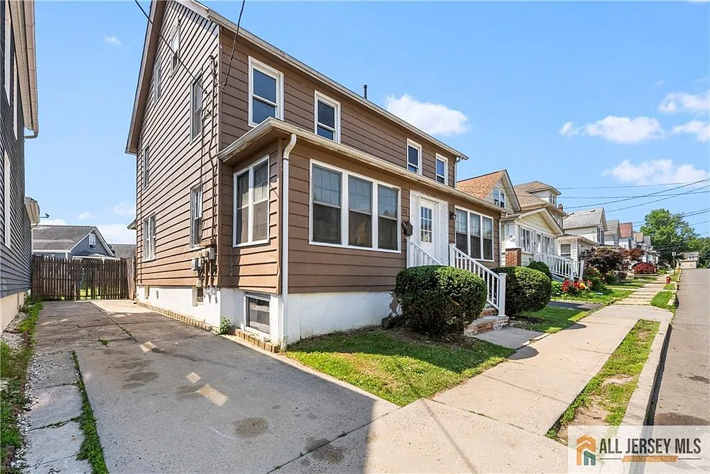 2 bed, 1.0 bath, 2269 sqft, $2,100 — Photo 3