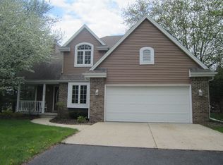 1046 Silver Lake St, Oconomowoc, WI 53066