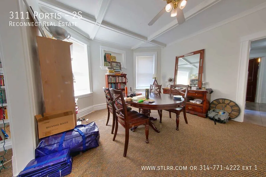 Great layout with this spacious 1 bedroom 1 bath apartment overlooking Tower grove park! — Photo 3