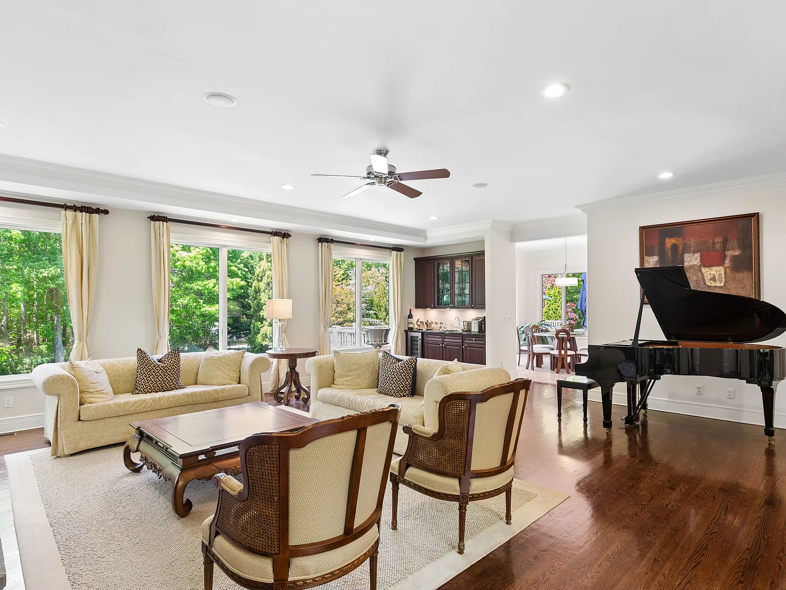 Sag Harbor Estate with Heated Pool and Tennis — Photo 4