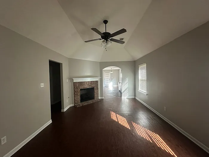 3 bed, 2.0 bath, 1303 sqft, $1,725 — Photo 3