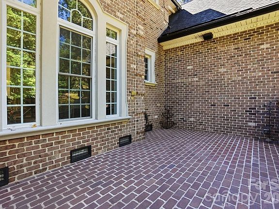 5th image of 2930 Sweetgrass Ln
