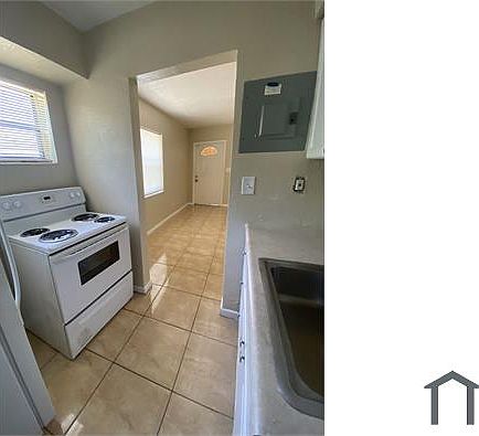 3rd image of 1724 Lauderdale Manor Dr