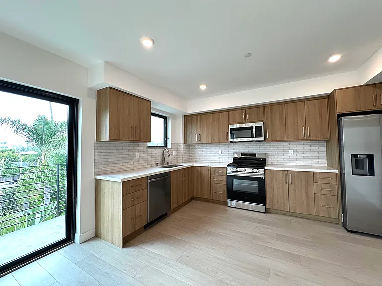 941 N Martel Ave #102 — Photo 36