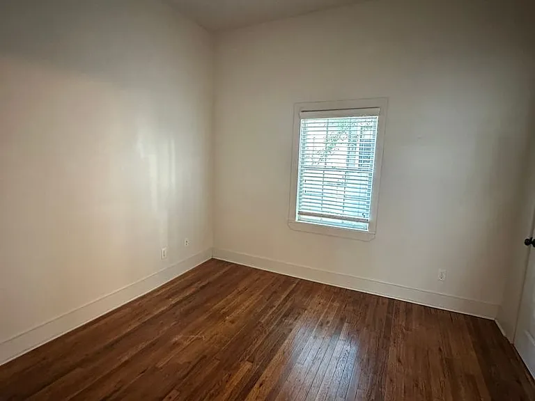 614 E Henry St — Photo 24