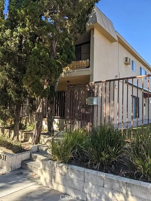 Building Photo - 631 E San Jose Ave #F