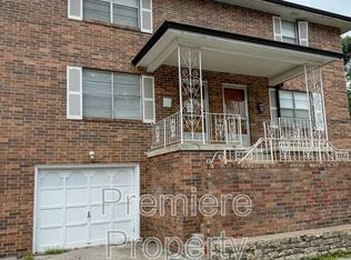 8722 W 70th St, Overland Park, KS 66204