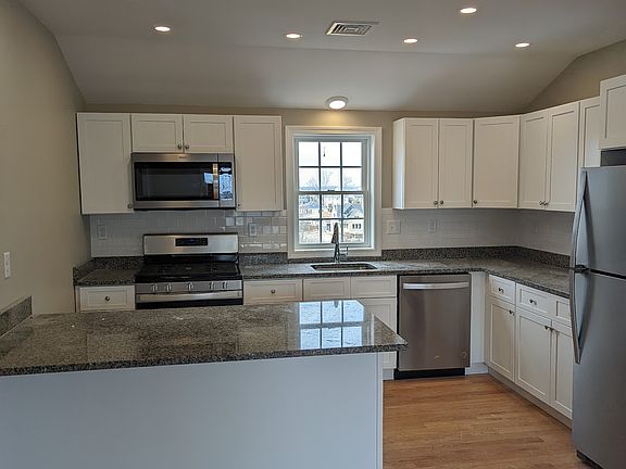 3rd image of 207 Winthrop St APT 3