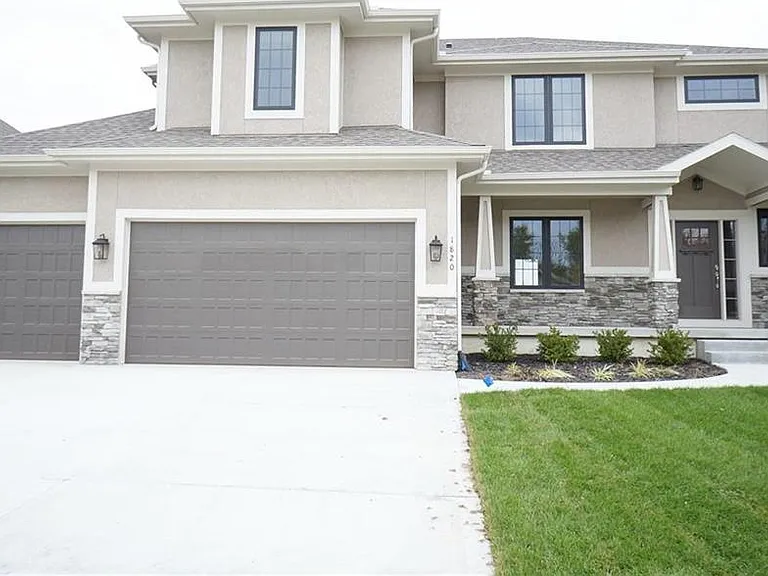 1820 SW Blackstone Pl — Photo 1