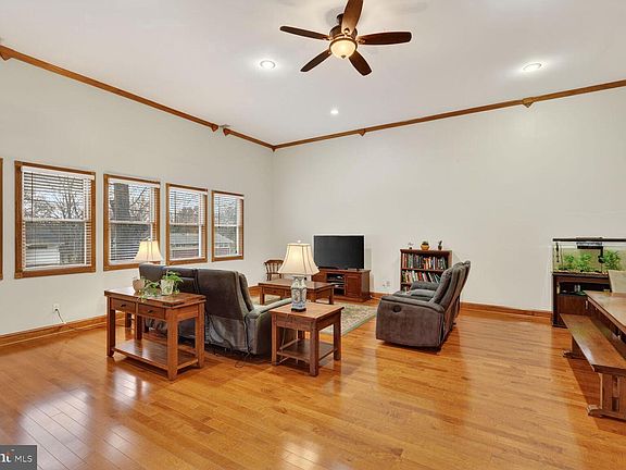 5th image of 4406 Roundhill Rd