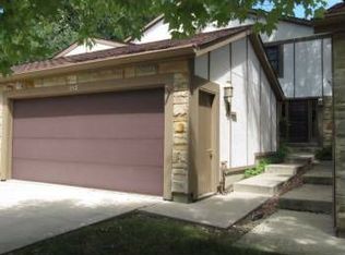 1113 Wheaton Oaks Dr, Wheaton, IL 60187