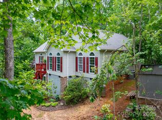 345 Ravenwood Ln, Horse Shoe, NC 28742