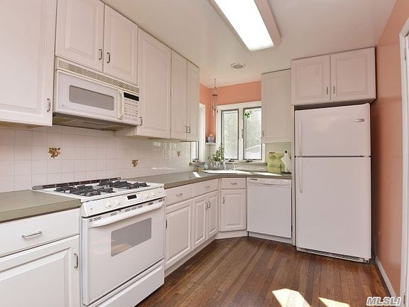 2nd image of 64 Heckscher Spur Dr