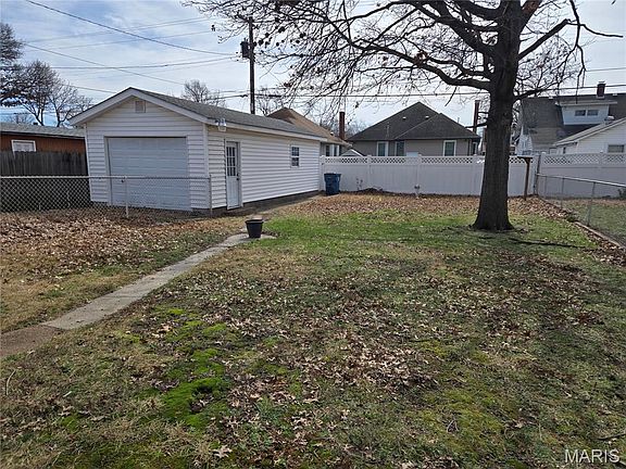 3rd image of 806 E Lorena Ave
