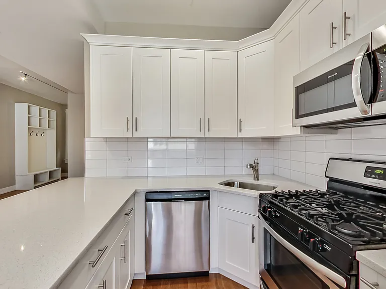 1914 W Crystal St #2R — Photo 8