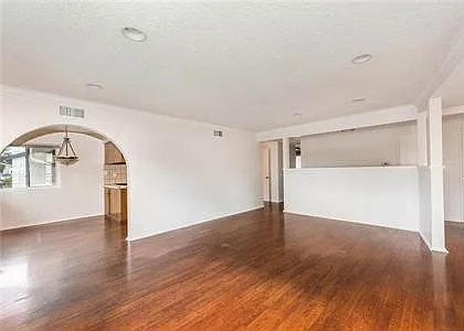 1019 E Walnut Ave — Photo 4