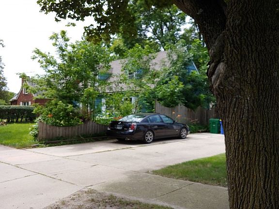 2nd image of 812 Harriet Ave
